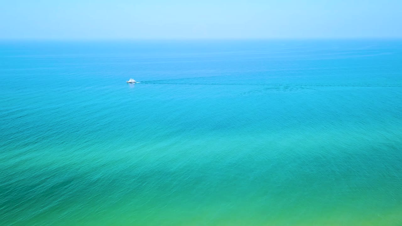 열대 청록색 바다에서 보트