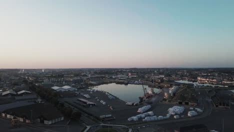 Zona-Industrial-De-Saint-Malo-Al-Atardecer,-Bretaña-En-Francia,-Cielo-Para-Copiar-Espacio