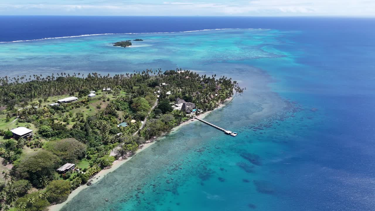 Naturskøn droneflyvning langs en kystvej i Fiji. Den tropiske hovedvej snor sig mellem en frodig, grøn skov og det levende turkisblå vand i det sydlige Stillehavs koralrev
