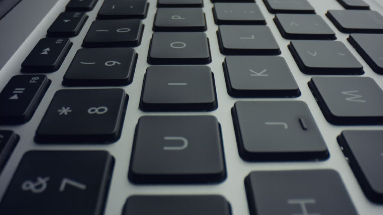 검은 키를 가진 회색 노트북의 돌리