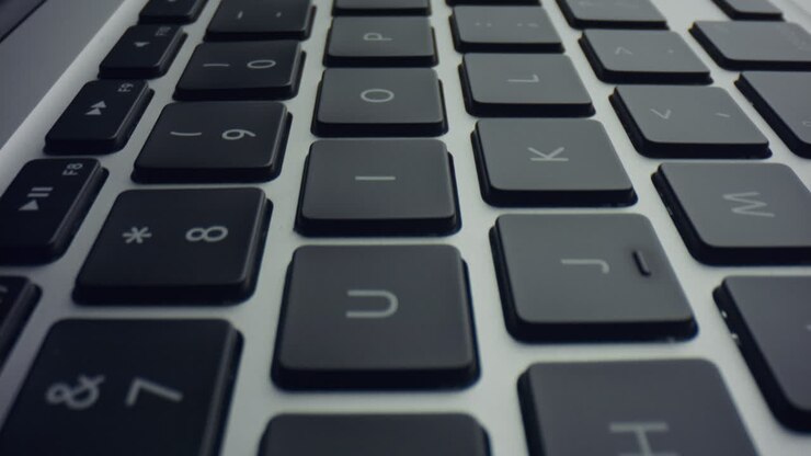 dolly tirou um laptop cinza com teclas pretas.