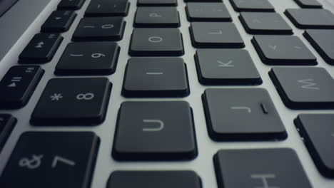 dolly tomó una foto de una computadora portátil gris con teclas negras.