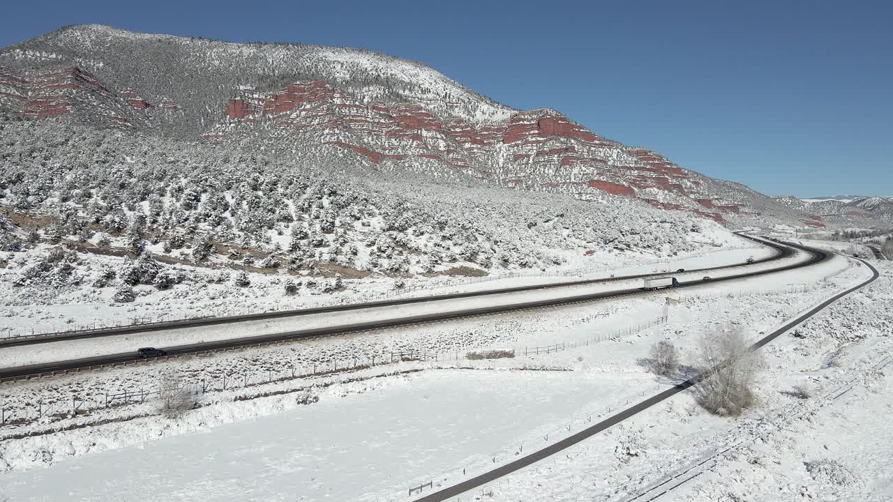 panorámica aérea a lo largo de la interestatal 70 en las montañas de colorado y la carretera del gran ejército de la república