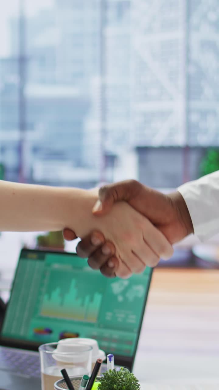 Video verticale. Team di recruiter HR che saluta un candidato al colloquio di lavoro con una stretta di mano.