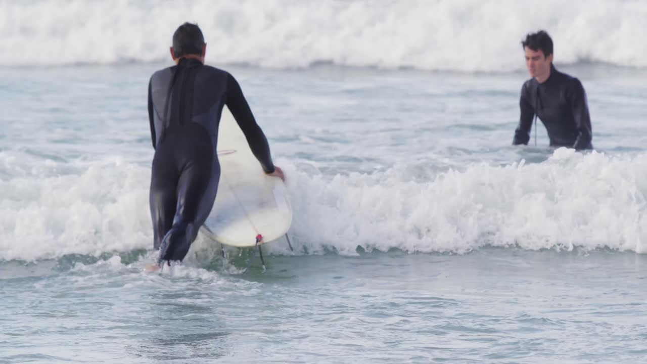 아버지 와 젊은 성인 아들 이 함께 야외 활동 을 즐기고 있다