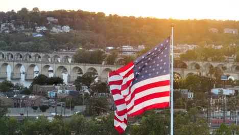 bandeira americana a agitar-se no pôr-do-sol da hora dourada