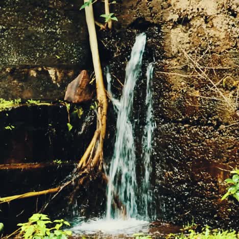 Agua-Drenando-A-Través-De-Una-Pared