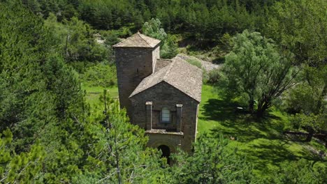 Vista-Circular-Desde-Un-Dron-De-Una-Iglesia-De-Montaña