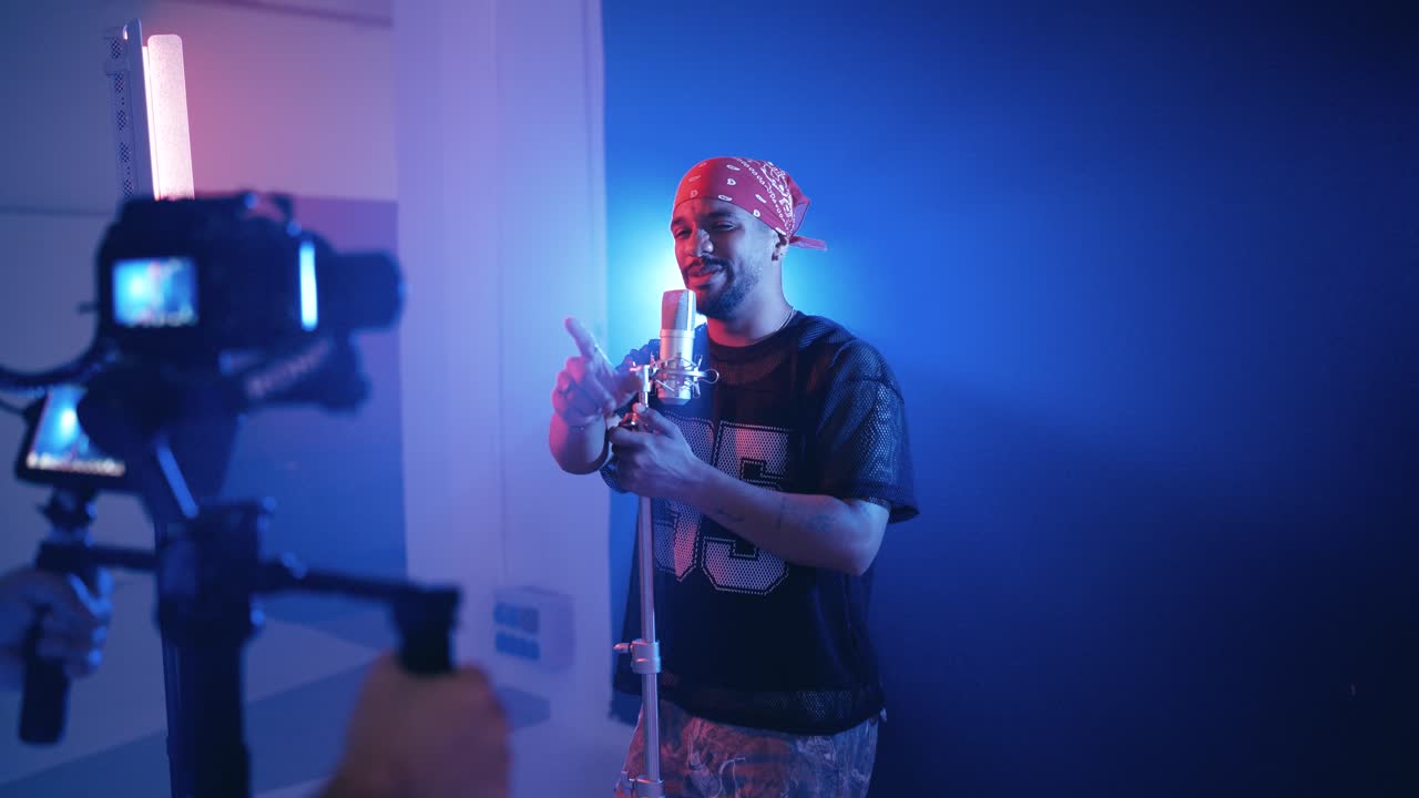 Cantante reggaeton che registra un video musicale in studio