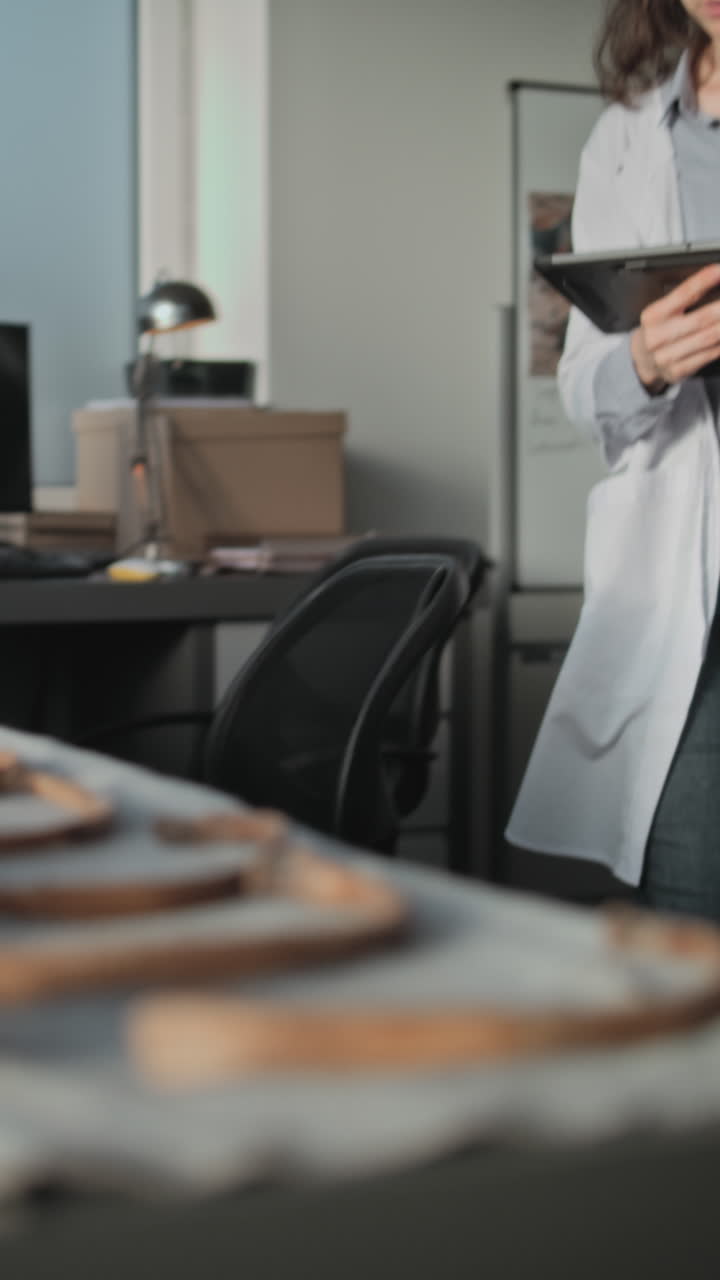 científicos examinando fósiles antiguos en un laboratorio