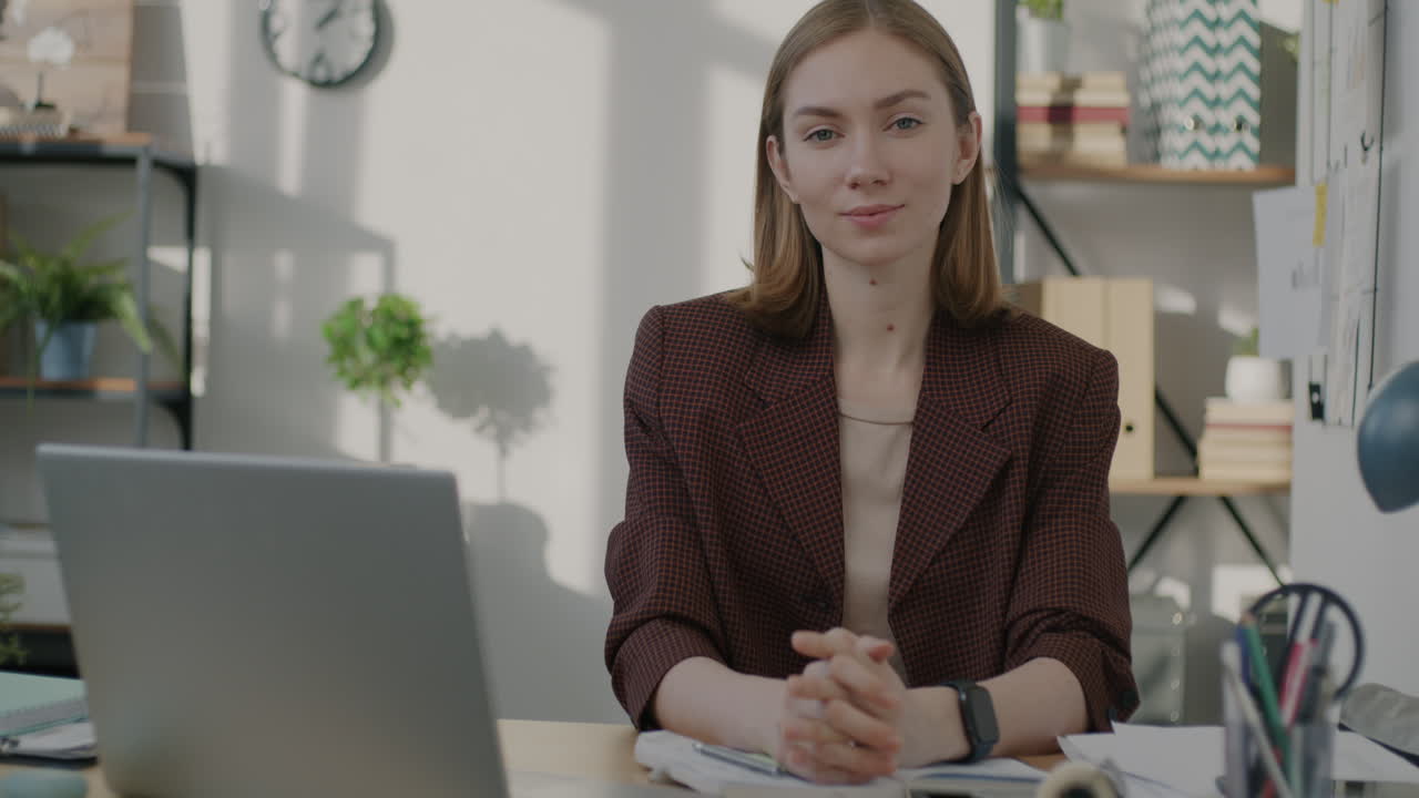 женщина в офисе