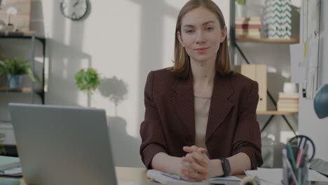 mujer en el entorno de la oficina