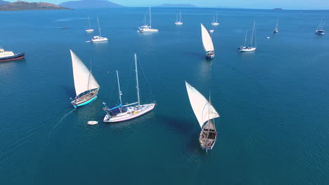 Barco-Piragua-Tradicional-Navegando-Fuera-De-Anchorage-En-Madagascar