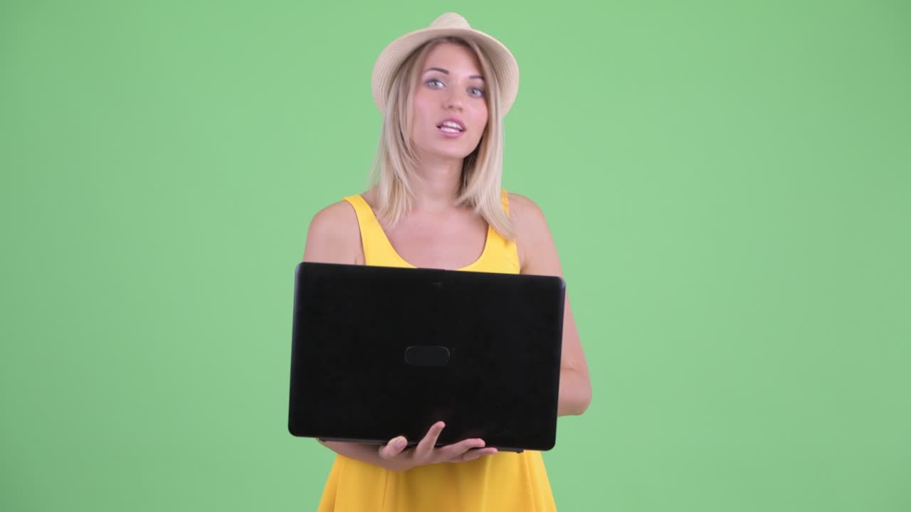 fotografía de estudio de una joven turista contra un fondo verde