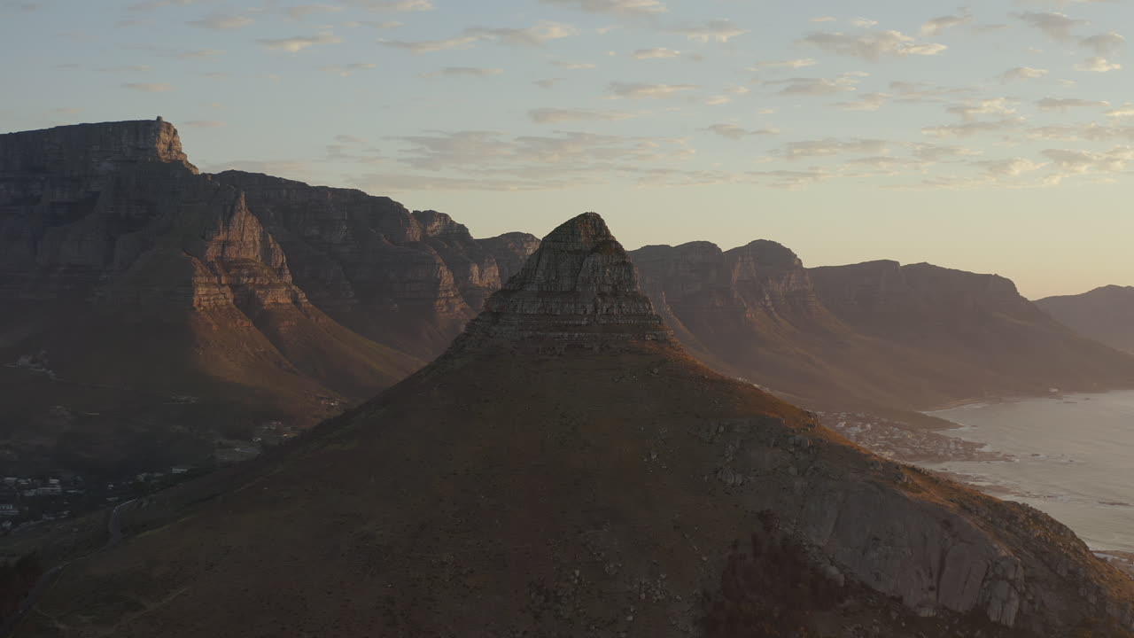테이블 산의 해가 뜨고 해가 지는 공중 사진