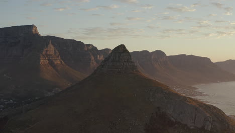 tabla de amanecer y atardecer de montaña vista aérea