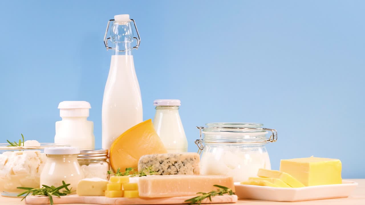 테이블 에 전시 된 여러 가지 유제품