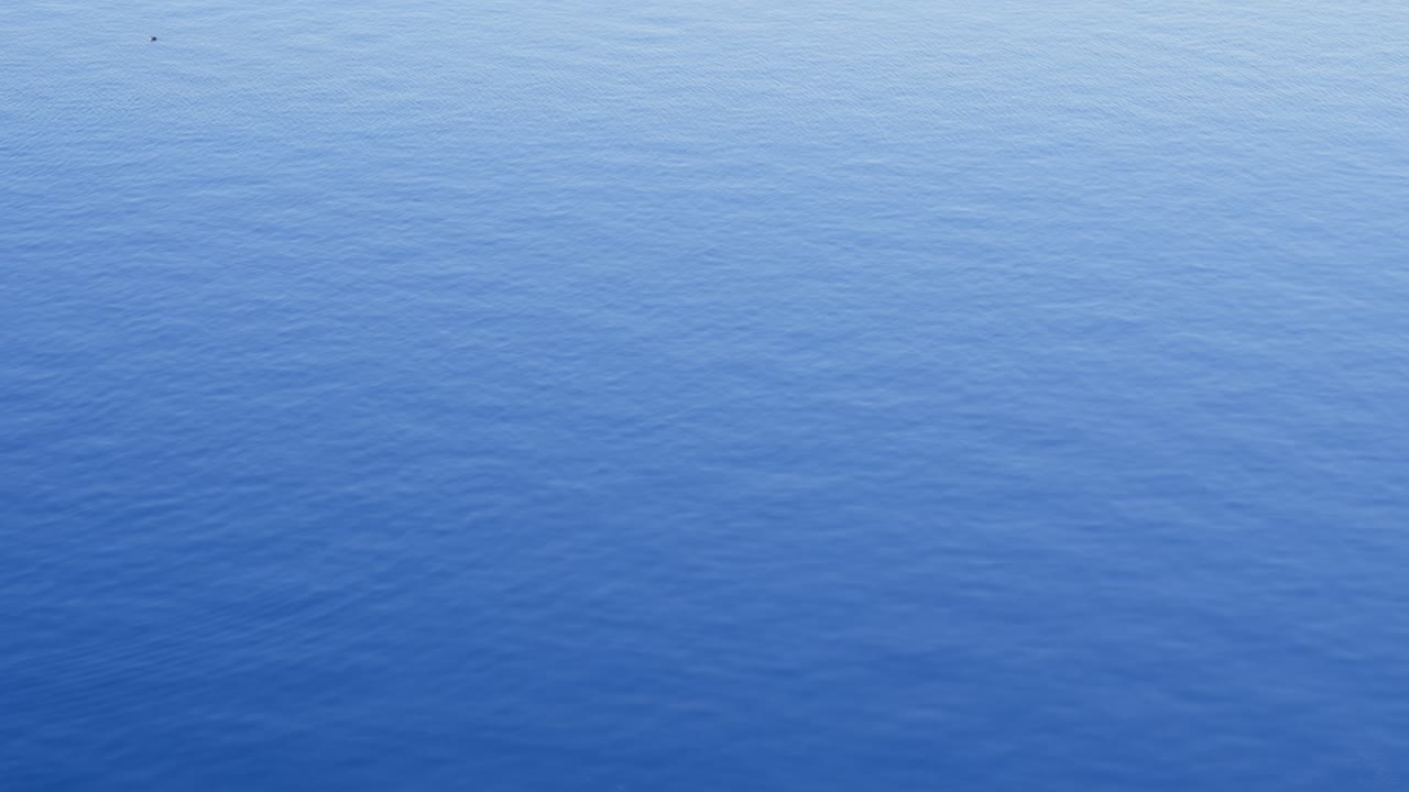 Kalme blauwe zee van de Ilulissat IJsfjord.