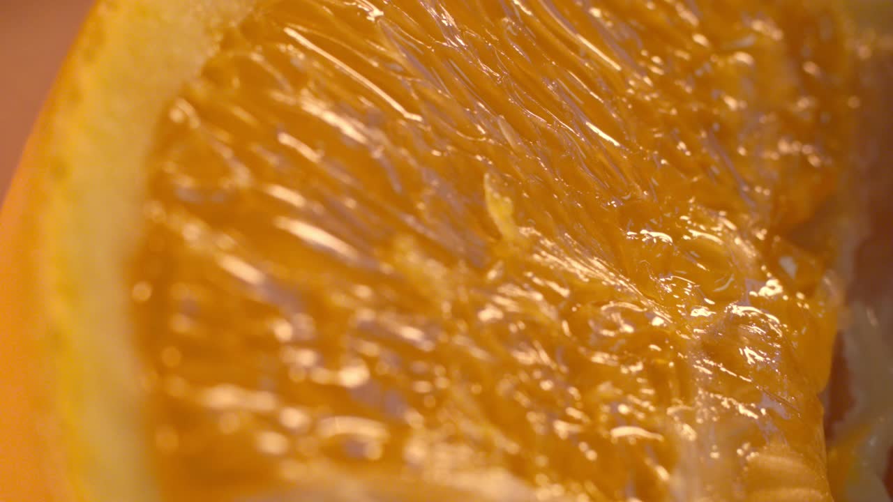 Arancia fresca. Primo piano di un'arancia succosa.