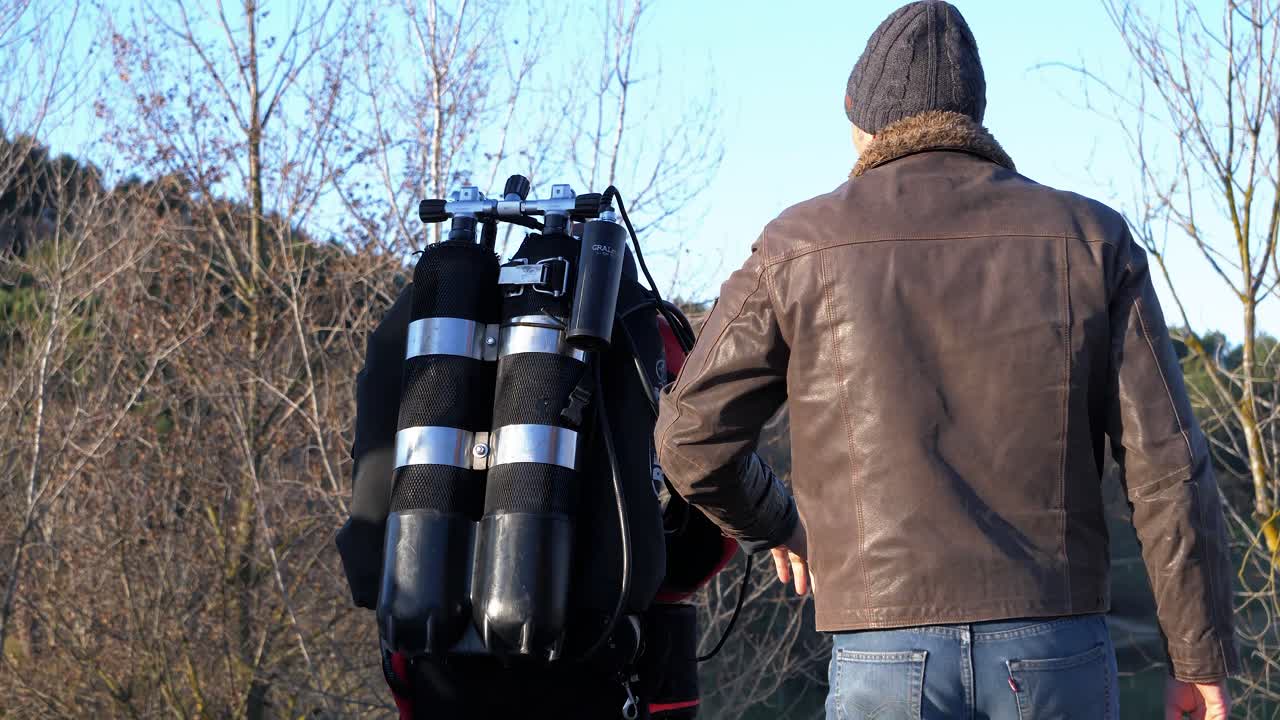 다이버가 장비 착용을 마치고 다이빙을 하러 나갑니다.