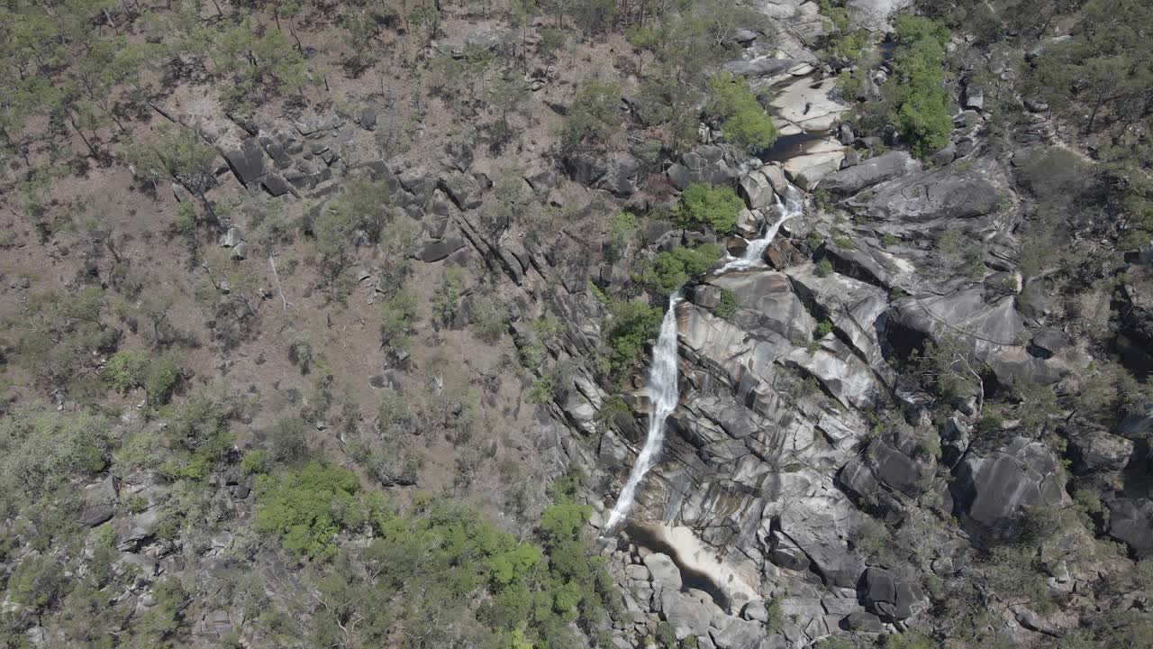 toma aérea giratoria de davies creek falls qld australia