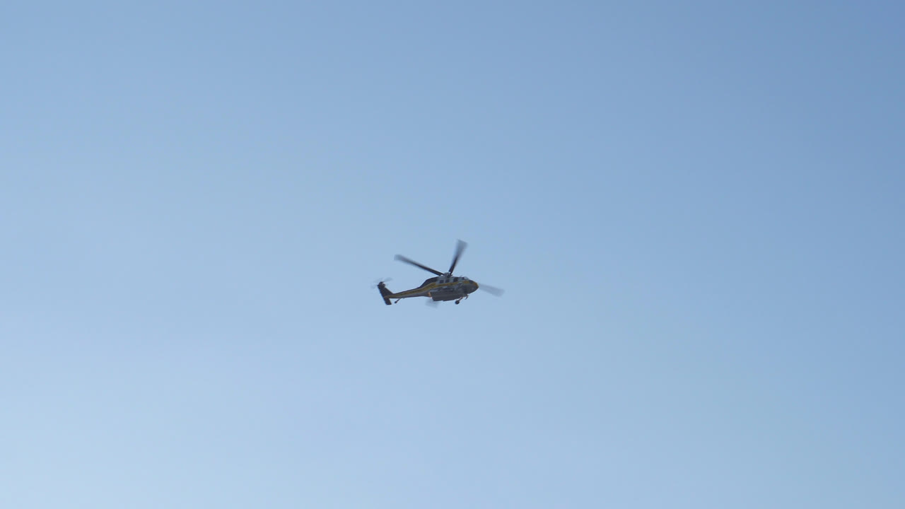 푸른 하늘을 배경으로 화창한 날을 나는 헬기