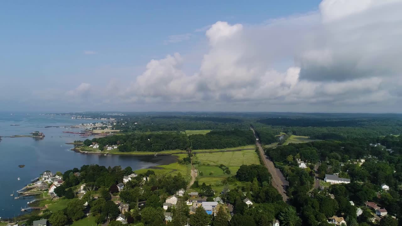 브랜포드의 코네티 ⁇  해안선에 있는 럭셔리 교외의 공중 비행
