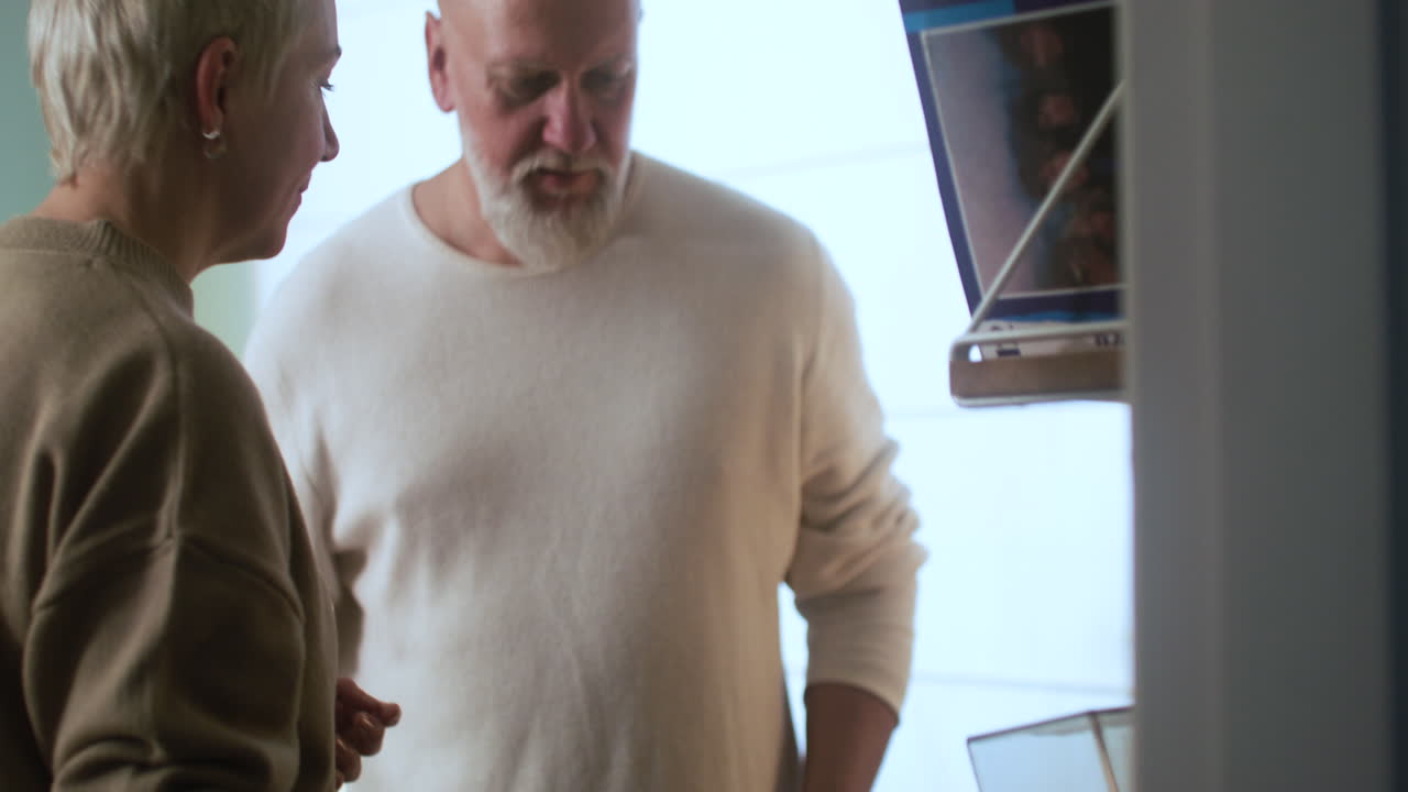 pareja bailando en casa