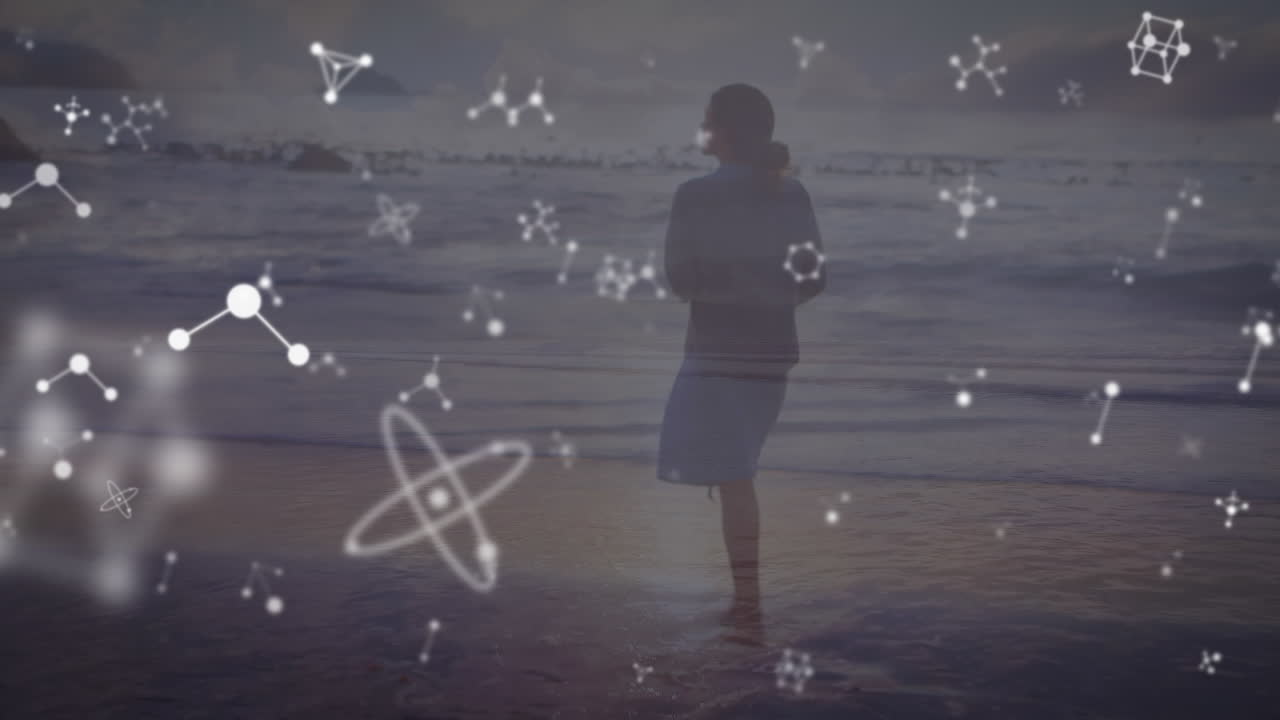 해변에서  ⁇ 고 있는 백인 여성 위에 움직이는 모양의 애니메이션