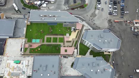 vista aérea de harstad, noruega, puerto y edificios de la ciudad, revelando tilt up drone shot