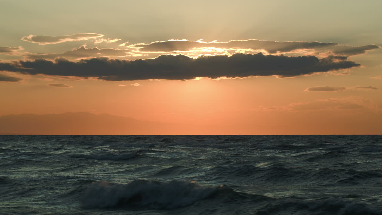 Raue See und Abendsonne, von Wolken verdeckt