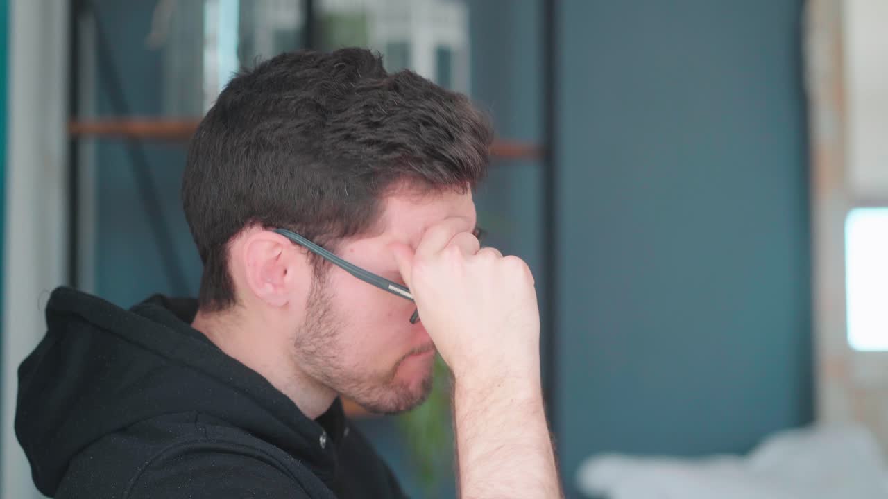 joven pensando, con la mano en la barbilla, pose de pensamiento