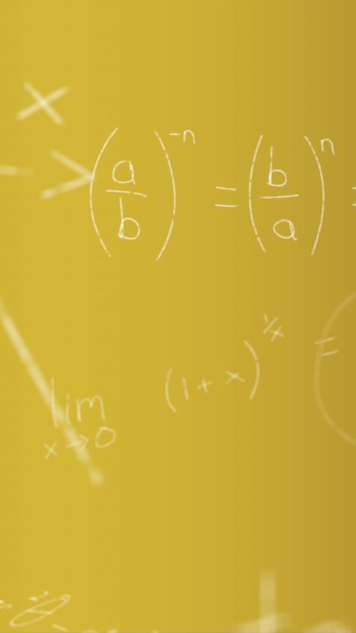 Animazione di formule matematiche scritte a mano su sfondo giallo