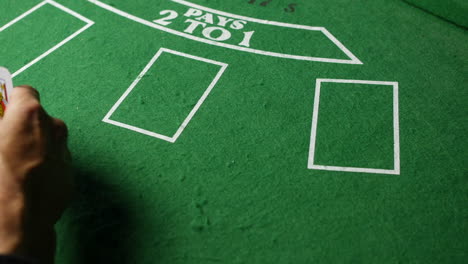 Gewinnhand-Royal-Flush-Poker-König-Und-Herz-Bube-Auf-Einem-Casino-Black-Jack-Tisch