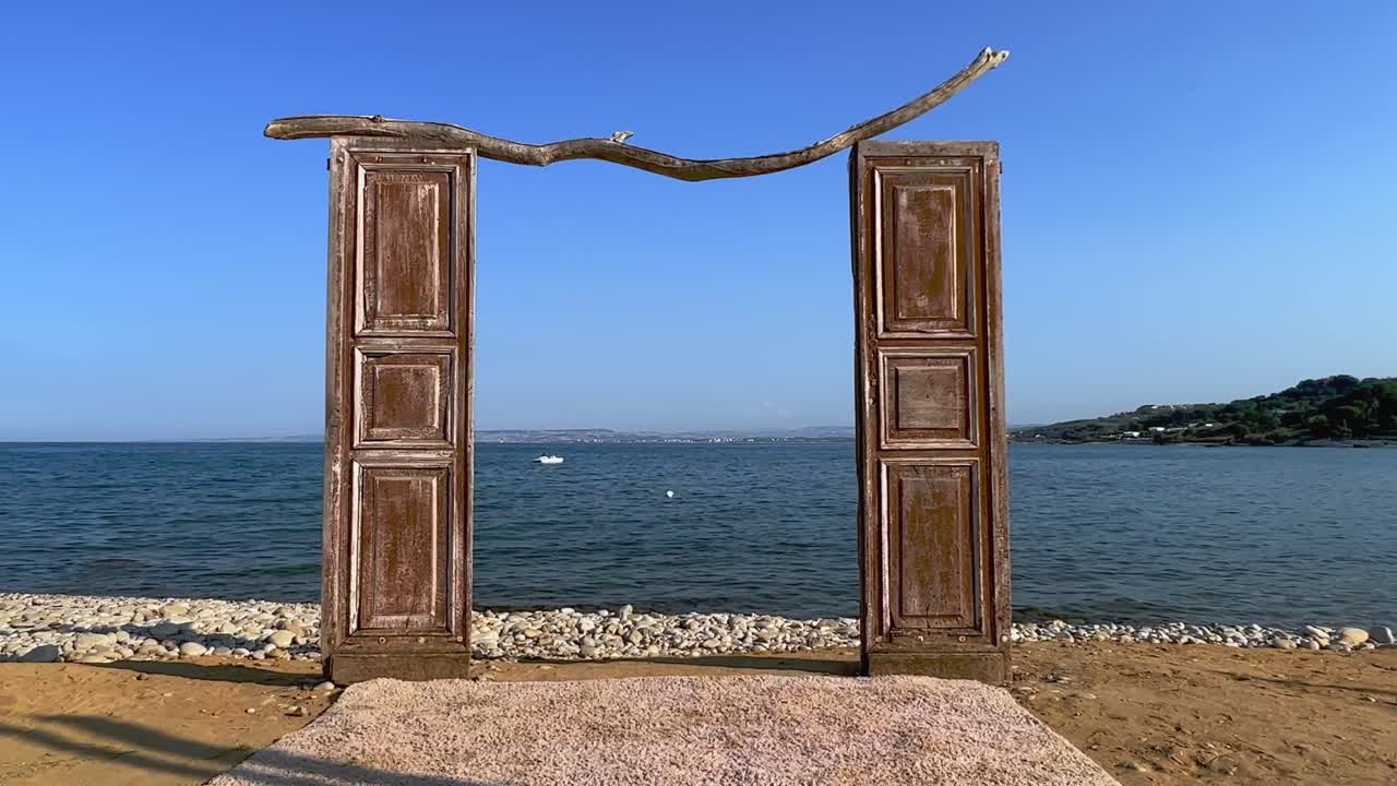 바다를 마주한 촬영 장소를 위해 해변에 있는 특이한 바닷가 고립된 나무 문