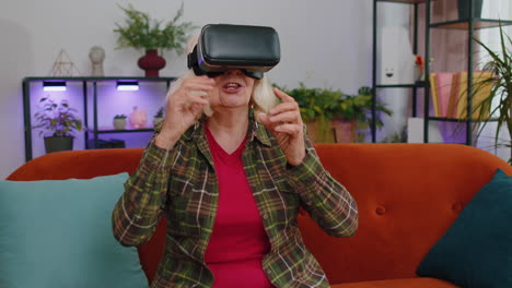 Mujer-Mayor-Usando-La-Aplicación-De-Casco-VR-Para-Jugar-Juegos-De-Simulación-Viendo-Videos-De-Realidad-Virtual-En-Casa