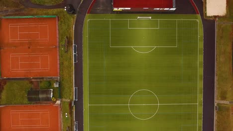 Fußball---Fußballstadion-Mit-Tennisplatz