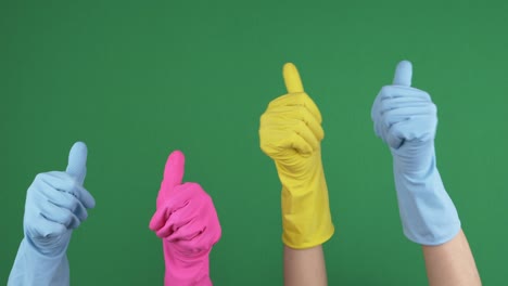 manos con guantes de goma protectores muestran pulgares hacia arriba gesto en chroma clave de pantalla verde de fondo. video 4k