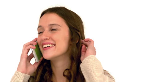 mujer sonriente en una llamada telefónica