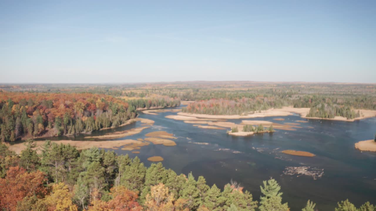 río au sable en michigan con colores otoñales y video de drones subiendo