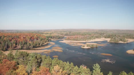 Río-Au-Sable-En-Michigan-Con-Colores-Otoñales-Y-Video-De-Drones-Subiendo