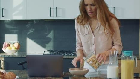 mujer de negocios preparando el desayuno a toda prisa.