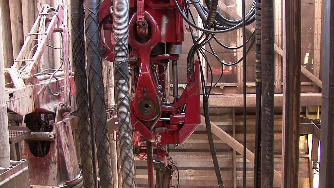 북해-3에 있는 석유 굴착 장치의 드릴 바닥에서