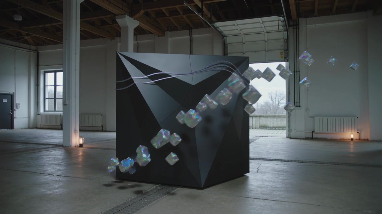 Cubo nero pulsante con onde olografiche che si increspano, formando cubi di vetro sfaccettati su un pavimento di cemento