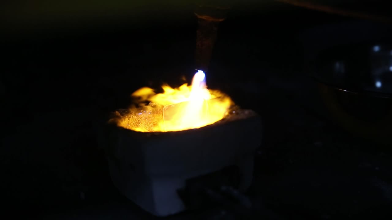 아마존 열대우림 환경에서 불법적으로 채굴된 녹는 금