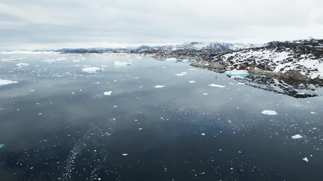 멀리 있는 빙산 과 작은 마을 과 함께 그린란드 의 아름다움, 공중 전망