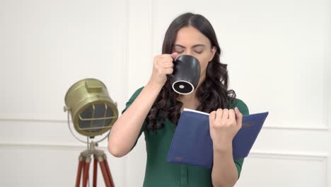 chica india de la mañana bebiendo té