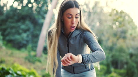fitness, mujer y corredor verifican el tiempo en la naturaleza