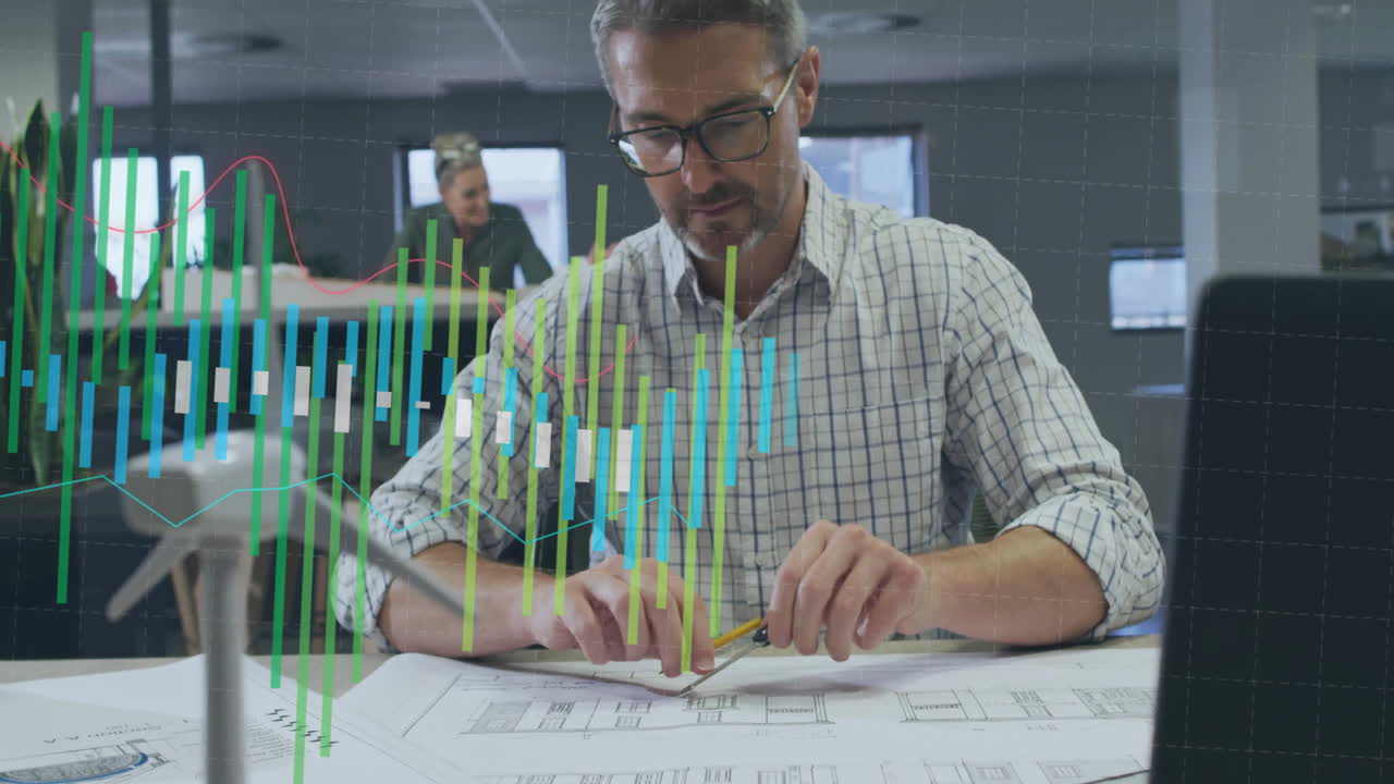 animación de datos de procesamiento de gráficos sobre arquitecto caucásico masculino trabajando en planos