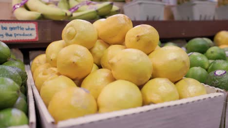 caja de limones frescos y maduros en el supermercado de la tienda de comestibles del mercado de agricultores